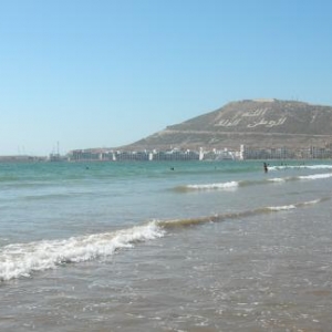 La plage d'Agadir et la colline - symbole du tremblement de terre