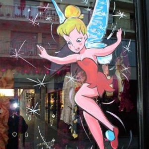 Mantes la jolie, peinture sur vitrine pour le festival de la bande dessinee par un artiste belge, Jean-Marie Lesage