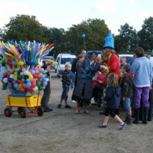 14. Animation. Le marchand de ballons. On se permet tout avec lui.