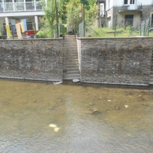 Escaliers menant du jardin au niveau de l'Ourthe (Ph. JM Dislaire)