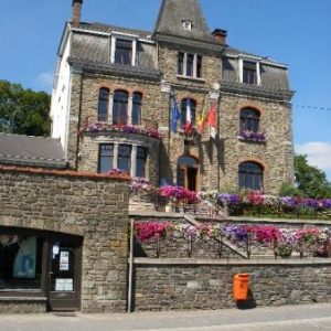 12. Devant l'Hotel de Ville. La poubelle est accessible aux personnes presentant un handicap.