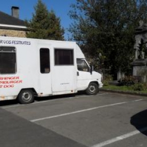 2011. Une des rares heures favorables pour avoir un angle de vue. Deux emplacements de parking libres. Mais quelle photo!