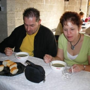 vrienden van Scherpenheuvel eten smakelijk een lekkere netenspoep (soupe "aux couchaates")