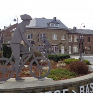  am Kreisverkehr (rond-point) von Bastogne