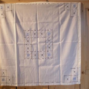 29. LA merveille: nappe 1x1m, avec 4 serviettes, toutes cinq avec jours "fait-main" sur tout le pourtour, broderie masloul, de Tibhirine 