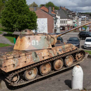 Der Panzer (in Wirklichkeid 111) wird zum Ehrendenkmal im Zentrum von Houffalize. Die Zahl 401 ist falsch, in Wirklichkeit ist es die 111) Foto: Philippe Jaeger Elias Chief Research Officer.