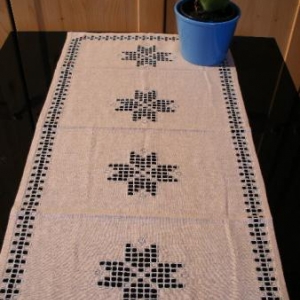 38. chemin de table, broderie masloul (entre 22 et 24 euros)