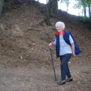 la doyenne, Nelly Lesnino, traverse (vaillamment) un trou de bombe