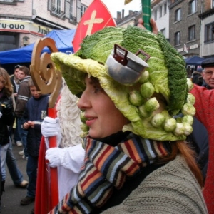 Catherinette avec un chou vert en coiffe, defile de la foire Sainte-Catherine, Houffalize (2007)