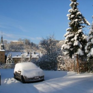 Vue de chez le juge de paix. Tiens, une automobile. Enfin, mobile...