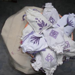 6. sachets de lavande (culture de Tibhirine) avec broderies masloul (4 euros). Pour parfumer les garde-robes