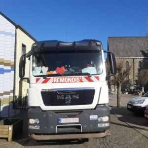 Le camion, et le pare brise avec l'ornement de quelques coeurs mis par le chauffeur