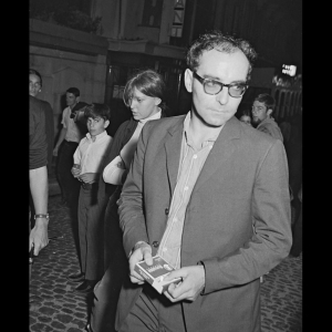 Jean-Luc Godard. À l'époque des débuts de Bardot et Belmondo. À la demande de tout ayant droit, cette image sera retirée.