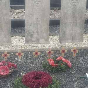 Les  tombes du Commonwealth à Houffalize, et les modestes croix ornées d'un coquelicot. Ph. Dislaire Léa.