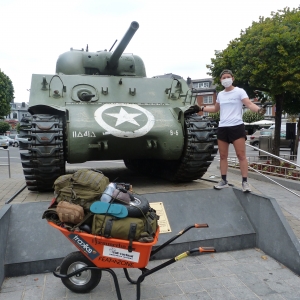 Célie Desmeth et son tour de Belgique avec une brouette