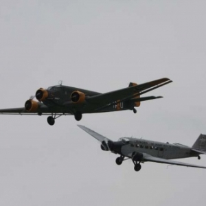 Deux Junkers Ju 52 versions militaire et civile