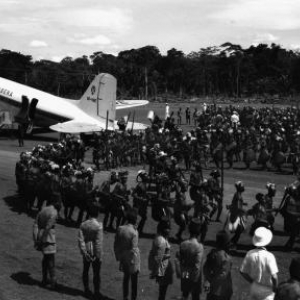 Inhuldiging van de lijn Stanleystad-Paulis (Uele) met DC-3 en Mangbetyu-dansers, 1951