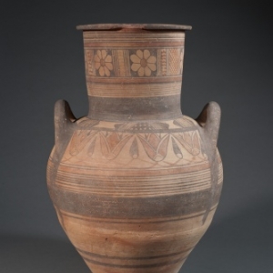 Archaïsche amfoor. De decoratie verraadt Oosterse en Egyptische invloeden (fries van lotusbloemen). Ca. 600 v. chr., KMKG, inv. A. 1485, ©KMKG