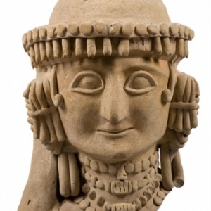 Vrouwelijke kop. Kyra, Agios Georgios Rigatos. Omstreeks 625-600 vóór Chr. Terracotta. H. 32,5 cm. Inv. : 1952/XII-3/4. Museum van Cyprus, Nicosia. © Departement van Oudheden.
