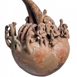 Vaas met gemodelleerde figuurtjes. Pyrgos, graf 35. Vroege bronstijd (2100-2000 vóór Chr.). Ceramiek. H. 46,5 cm. Inv. : LM 1739/7. Museum van Limassol. © Departement van Oudheden.
