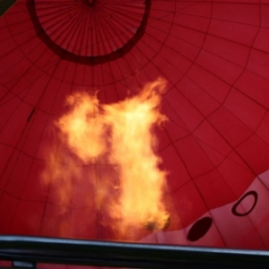 une flamme puissante met le ballon debout