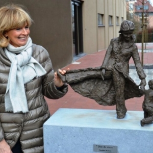  Caroline Moxhon et l une de ses sculptures, a Waterloo (c) "Sud Presse"