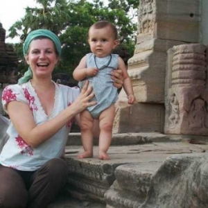 Cecile Clocheret et son efant, a Angkor