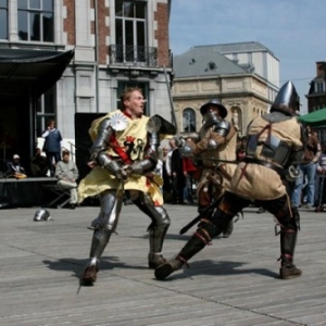 Sur la Place d Armes, au nom bien choisi, un combat de la "Confrerie de la Malemort" (c) "Folknam"