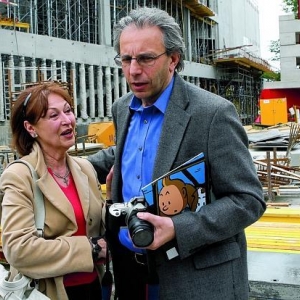 Fanny et Nick Rodwell devant le "Musee Herge", en construction (c) "Le Soir"