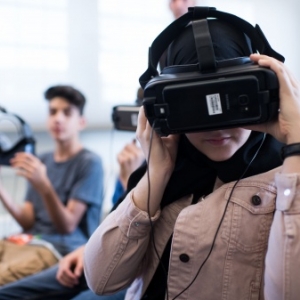 Visionnement de contenus "VR", equipes de casques-lunettes, avec vision à 360° (c) "Stereopsia"