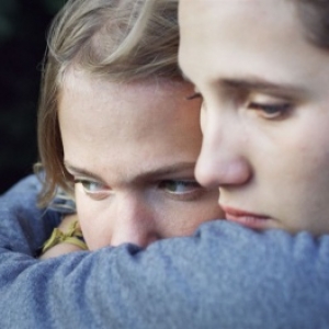 Sarah Henochsberg & Justine Lacroix dans "C est ca l Amour" (Claire Burger) (c) "Mars Films"