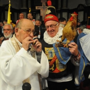 L’abbe Malherbe, avec un Molon, a la sortie de la Messe en Wallon (c) « L Avenir »/2011