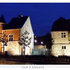 A droite, le donjon de la "Tour d Anhaive" (c) "Syndicat d Initiative de Jambes"
