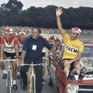 Avec Guillaume Driessens (en velo), Eddy Merckx, vainqueur de son 1er "Tour de France", en 1969