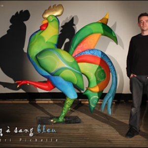 L Artiste et son "Coq a Sang bleu" (c) Dimitri Pichelle