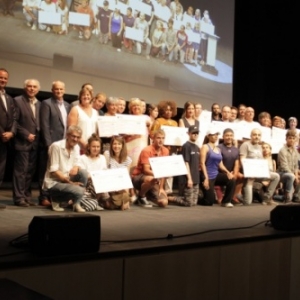 Le Jury provincial et les laureats des "appels a projets", porteurs de leurs cheques  (c) Province de Namur