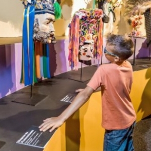 En famille, a Binche, au (c) "Musee International du Carnaval et du Masque"