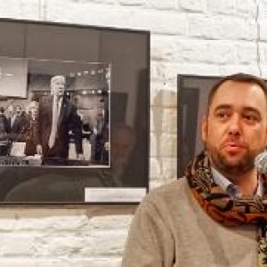 Discours d ouverture de Maxime Prevot, devant une photo du President americain (c) Christian Delwiche