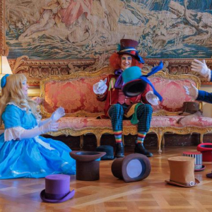 Alice, le « Chapelier fou » et le Lapin blanc » © Photo : « Luc Petit Création »