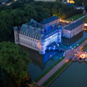 Une scène face au Château © Photo : « Les Nocturnales »