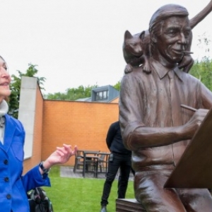 Fany Rodwell et la statue en bronze d Herge, oeuvre de Tom Frantzen (c) "Le Soir"