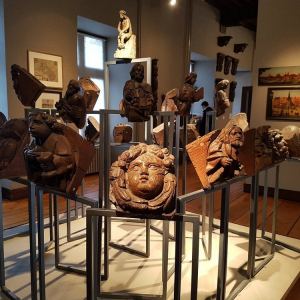 Anciennes enseignes © "Musée de l'Hospice Comtesse"