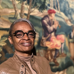 Hélène Lobir devant l’œuvre « Le Repos des Bergers » © « Musée de l’Hospice Comtesse » © Photo : O. Cohen/ »L’Essentiel Lille »