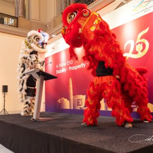 Les deux dragons chinois sur la scène du 25è Anniversaire © « HKETO »  