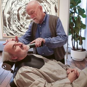 Pierre Alechinsky coiffant Jean Marchetti © Jean Marchetti