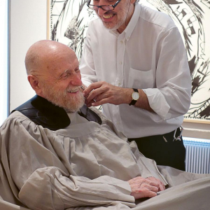 Jean Marchetti coiffant Pierre Alechinsky © Jean Marchetti