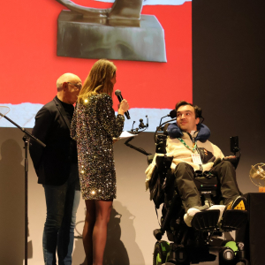 Julie Hiel recueillant les impressions d'un acteur en fauteuil © Marie-Christine Paquot/« EOP »