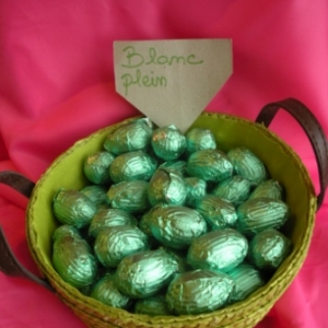 Oeufs de Paques au chocolat blanc plein