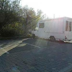 2011. Une des rares heures favorables pour avoir un angle de vue. Deux emplacements de parking libres. Mais quelle photo!