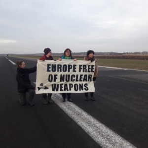 Les huit personnes, dont Thomas Waitz - Austrian MEP - se trouvant a l'exterieur, en soutien, a celles qui sont entrees ce matin sur la base de ce matin, ont elles aussi ete arretees. Elles auraient ete emmenees sur la base militaire